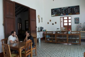 En la cafetería de Luz de Noche también puedes saborear un delicioso café de la región, y comprar recuerdos típicos. Foto: Abril P.