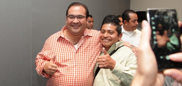 Festejando con javier Duarte de Ochoa el "acuerdo" por incremento al transporte