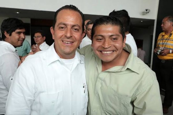 Gustavo Enrique Guzmán antes crítico, ahora luce feliz con el secretario de Seguridad Pública Arturo Bermúdez tras  el "acuerdo en lo oscuro" para incremento de tarifas  transporte