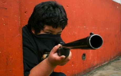 Leva infantil, niños al servicio de carteles en Michoachán - plumas libres