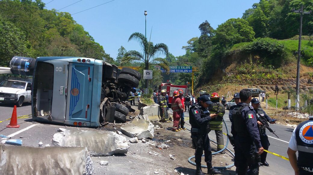 Vuelca Autob S De Exc Lsior Con Treinta Pasajeros En La Carretera