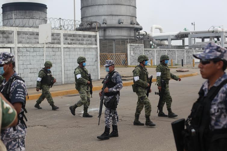 El director de Pemex José Antonio González mandó a pedir más soldados para evitar que la gente entre a buscar cuerpos de desaparecidos/ Foto Plumas Libres