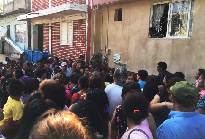 Denuncian presunta compra de credenciales de elector en la colonia Benito Juárez de Xalapa 2016.05.24_Apoyos_a_colonos_FOTOVER._3-690x467