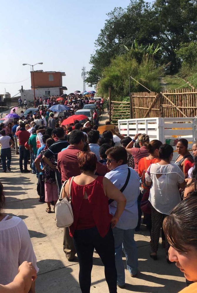 Denuncian presunta compra de credenciales de elector en la colonia Benito Juárez de Xalapa 2016.05.24_Apoyos_a_colonos_FOTOVER._4-671x999