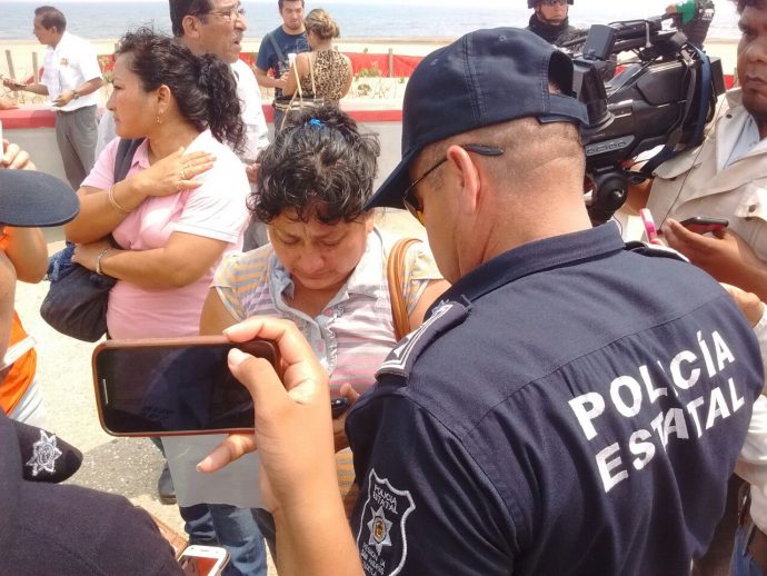 En Coatzacoalcos madre encara a director de la Fuerza Civil y acusa a policías de levantar a su hijo Madre-690x518