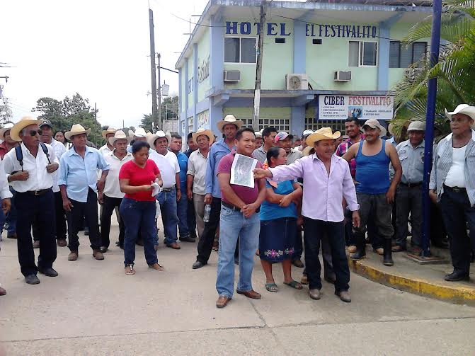 Ciudadanos detienen a síndico y agente de MP de Uxpanapa indignados por dejar libre a un robavacas Sres