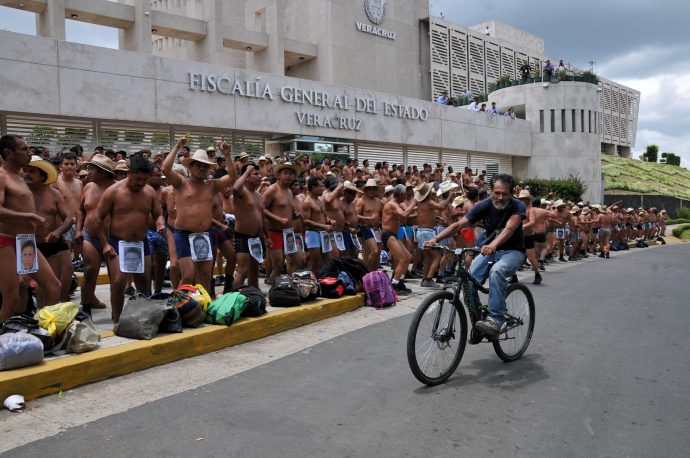 Los 400 Pueblos reinician ‘protestas’ con desnudos, en Xalapa DSC_2497_2-690x458