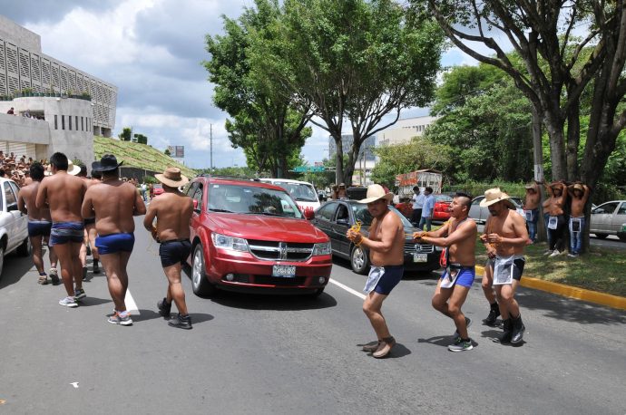 Los 400 Pueblos reinician ‘protestas’ con desnudos, en Xalapa DSC_2580-690x458