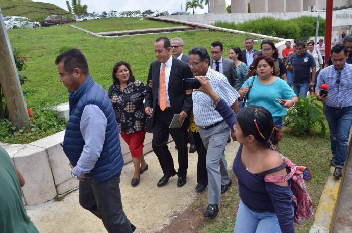 El exsecretario de Seguridad Pública, Arturo Bermúdez Zurita  a su salida de la comparecencia en las Instalaciones de la Fiscalía General del Estadol, fue fuertemente custodiado por guaruras/Fotover