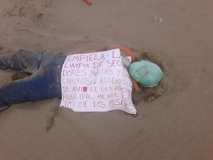 Encuentran cuerpo de hombre con narcomensaje en playas de Coatzacoalcos IMG_8915-690x518