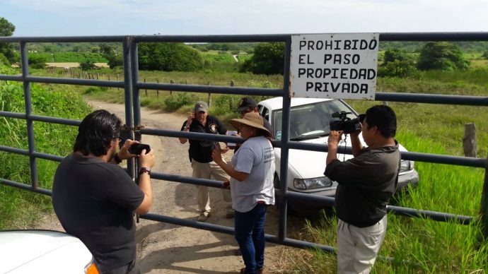 Al Colectivo de familiares de desaparecidos no los dejaron pasar al predio/Plumas Libres 