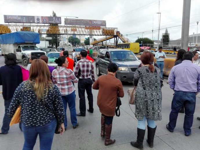 Bloquean trabajadores del poder judicial Lázaro Cárdenas en Xalapa exigen les paguen bonos Bloquean-690x518