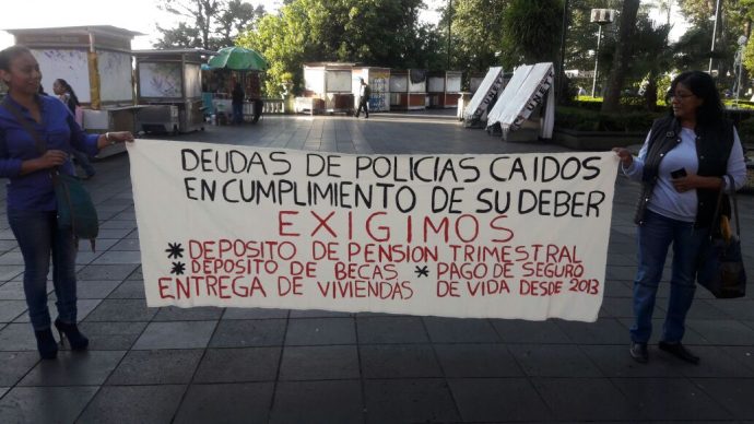 Viudas de policías veracruzanos protestan porque no les han depositado sus pensiones Viudasd--690x388