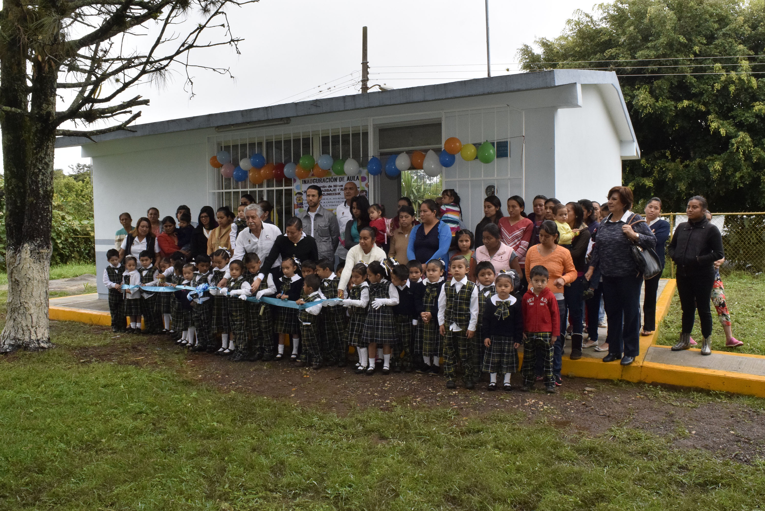 Dota Ayuntamiento de aula digna en la comunidad de Santa Elena - plumas libres