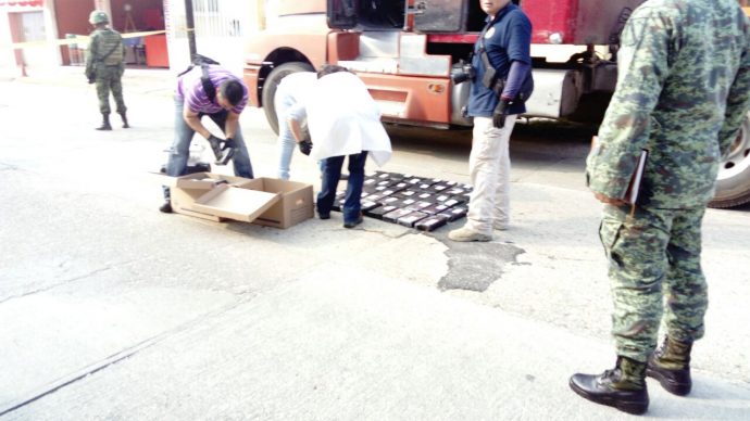 Decomisan a trailer que transportaba 60 ladrillos de cocaína en Coatzacoalcos IMG-20161202-WA0107-690x388