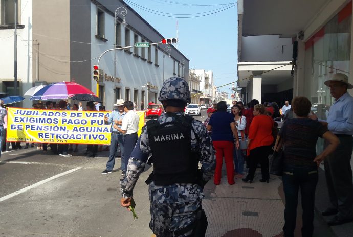 Por segundo día jubilados bloquean calles del Puerto de Veracruz porque no les pagaron Jubilados--690x464