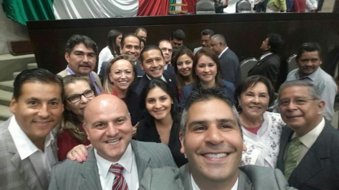 En medio del caos….PRI, PAN y PRD se lavan las manos el problema no va con ellos. Selfie-diputados-federales-765x430-690x388