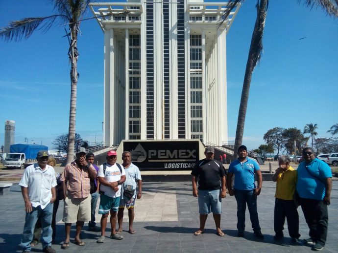 Pemex entrega cheques sin fondos a pescadores afectados por derrame del buque Burgos IMG_4936-690x518