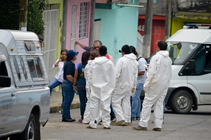 DEMASIADOS MUERTOS: En los cinco años de la administración de EPN se han registrado 104 mil 602 ejecuciones 2016.11.18_Mujer_enterrada_GC_FOTOVER_7-690x459