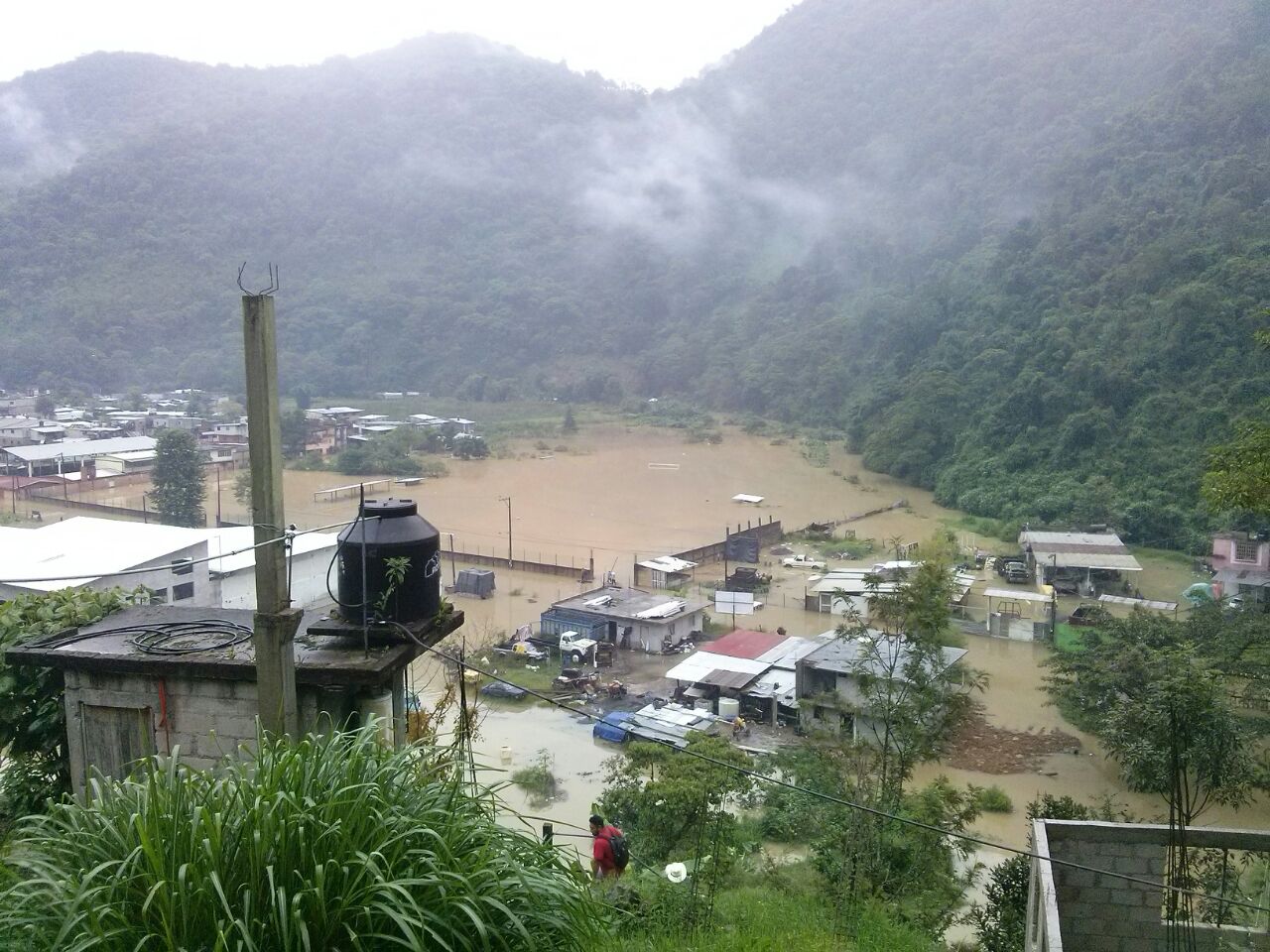 Familias Son Evacuadas Por Inundaciones En Zongolica Y Tramo