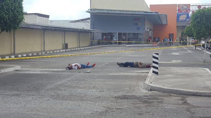 Ejecutan a dos jóvenes en concurrida plaza comercial de Martínez de la Torre IMG_8750-690x388