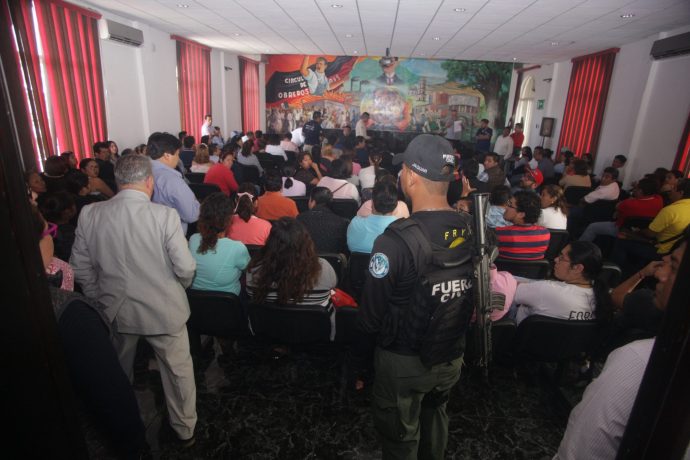Veracruz: En Zongolica hay 6 maestros SECUESTRADOS, profesores no regresarán a claeses hasta que se garatice la SEGURIDAD. Noticias en tiempo real
