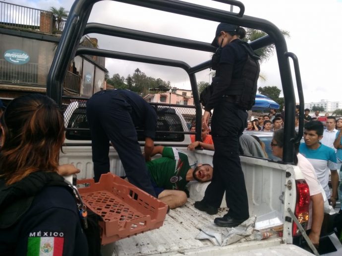 Veracruz: Multitud impide que patrulla se lleve a joven en la zona de Los Lagos de Xalapa. Noticias en tiempo real