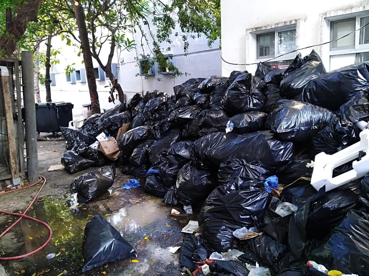 Montañas de basura se acumulan en el Hospital de Alta Especialidad de