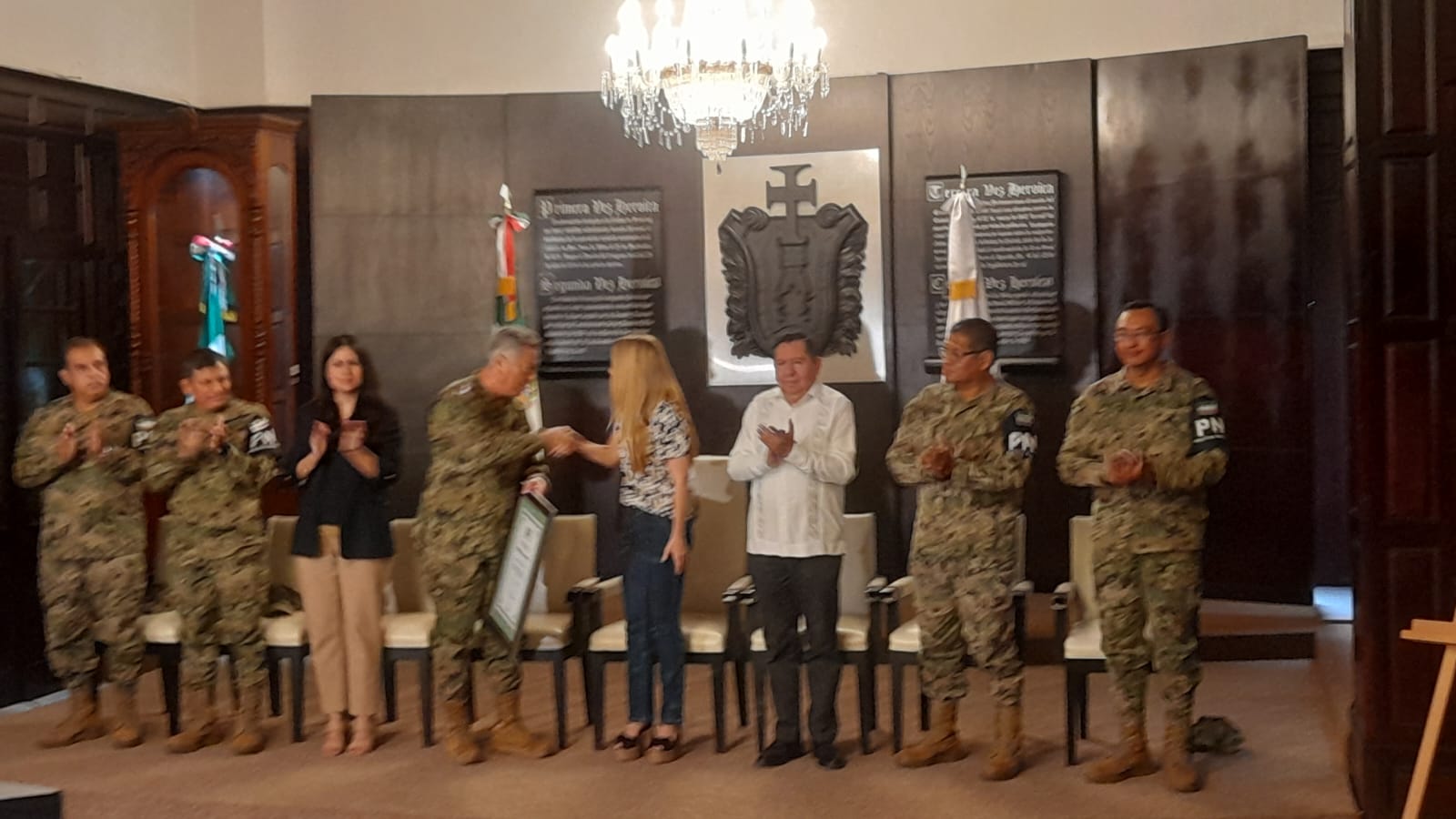 La Alcaldesa Paty Lobeira De Yunes Entrega Reconocimiento A La Armada