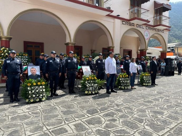 Dan el último adiós a los 4 policías municipales de Tepetlán Plumas