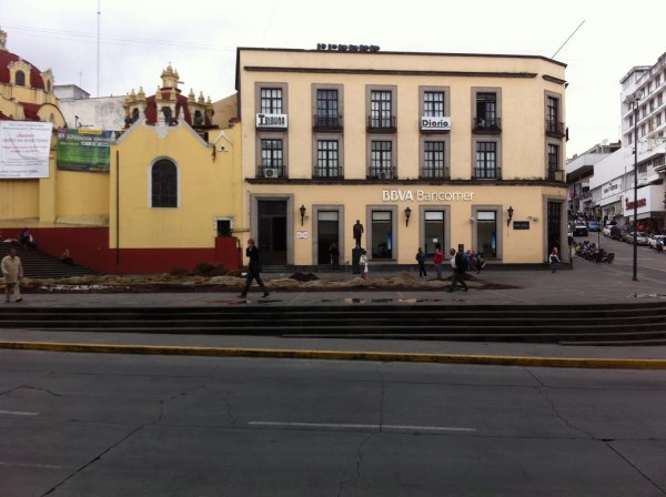 Retiran nacimiento y pino de navidad de la plaza Lerdo 