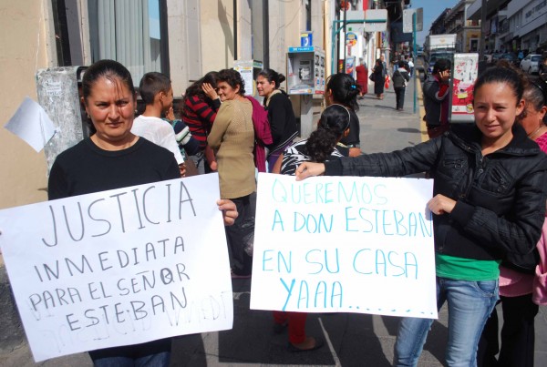 Familiares del señor Esteban Aguilar desalojado de su vivienda por la policía municipal, ubicado en Mesa de Guadalupe municipio de Alto Lunero se manifestaron en Plaza Lerdo.