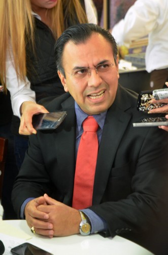 E$mpresario y ahora diputado local del PVEM Eduardo Sánchez Macías hace unos dias en conferencia de prensa al anunciar su renuncia al PANAL para pasarse al PVEM/Fotover
