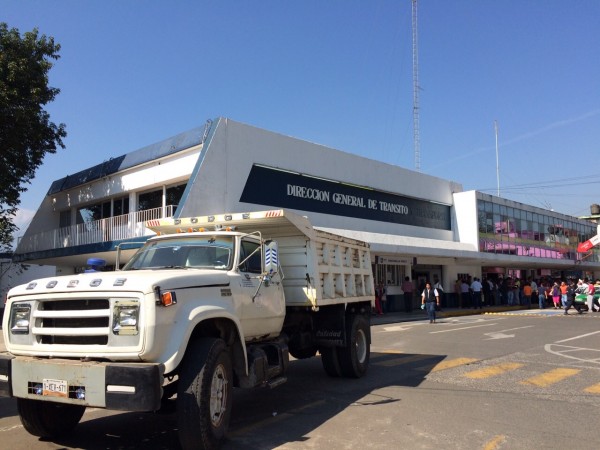 Los choferes estacionaron los pensados camiones frente a las oficinas/Fotover