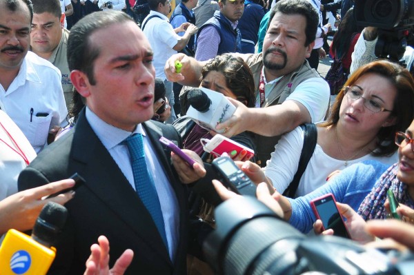 El procurador de justicia de Veracruz se negó ofrecer declaraciones a los reporteros que le preguntaron sobre el caso Moisés hoy en Xalapa/Fotover