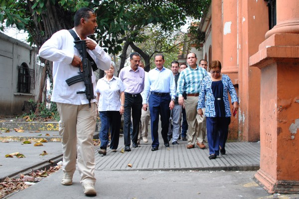 En su visita al juzgado quinto de primera instancia por el caso Moisés Sánchez el Fiscal Luis Ángel Bravo, fue entrevistado ayer por los reporteros. Dijo que en 72 horas se resolverá la desaparición del periodista/Fotover