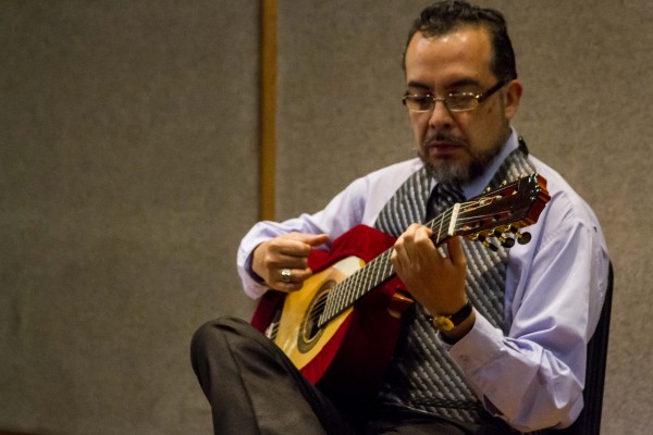 Francisco “Paco” Aragón ha sido guitarrista acompañante en el Instituto Educacional de la Danza “Nandehui” y de la Escuela de Danzas Españolas “Elba Z. de Cena”
