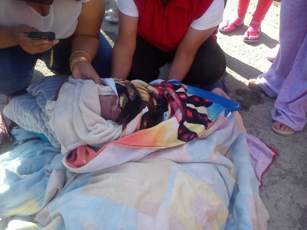 la mujer intentó cruzar la calle para pedir auxilio pero se tuvo que agachar porque ya salía en bebe/Fotover