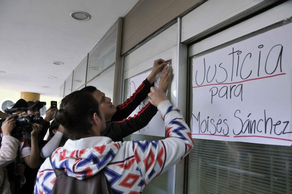Afuera de las oficinas de la SS en la calle de Zaragoza/Fotover