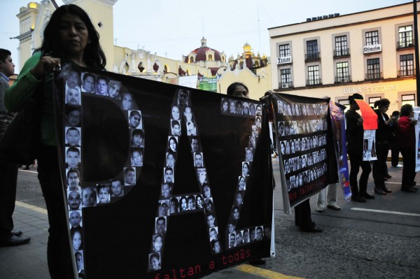 Los activistas y familiares bloquearon por varios minutos la calle de Enríquez ayer en demande de una audiencia con el procurador/Fotover