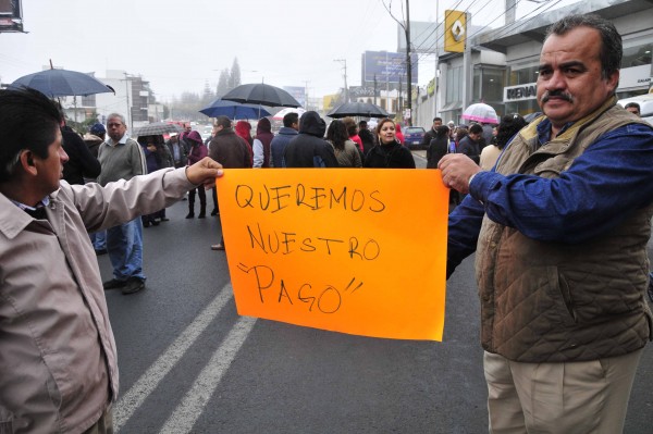 Luego de protestar en afuera de la dependencia los trabajadores de la SIOP bloquearon la avenida Lázaro Cárdenas/Fotover