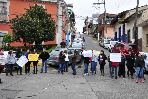 Trabajadores de la secretaría de prevención y readaptación social bloquearon calles del centro de Xalapa/Fotover