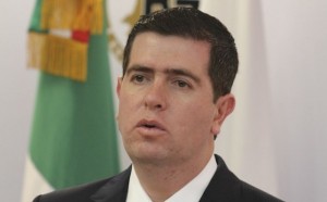 Siendo Procurador Alfredo Castillo dedujo que la niña Paulette se asfixio en su cama. Y en Michoacán no quiso capturar a la Tuta- ¿Y todavía cree que puede ser procurador.?