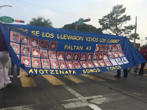 Los maestros protestaron también por la desaparición de normalistas de Ayotzinapa/Plumas Libres