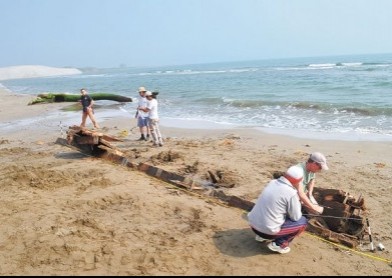 La barca de casi 450 años apareció en las dunas de Chachalacas, centro de Veracruz/ Foto cortesía de El Dictamen