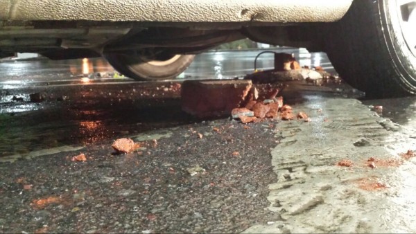 Cables expuestos en el estacionamiento de plaza Mega Comercial/Plumas Libres
