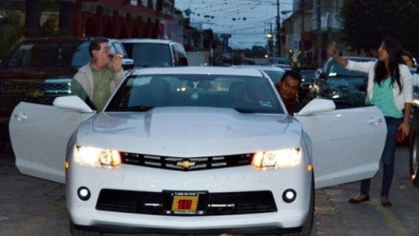 Autos de super lujo para patrullas presume alcalde del municipio de Yanga