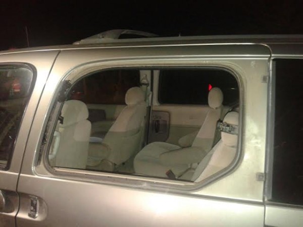 La camioneta estaba detenida no en movimiento cuando recibió la ráfaga/ Foto Plumas Libres