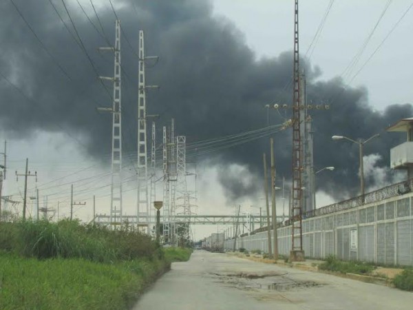 PEMEX contamina brutalmente en Coatzacoalcos sin que autoridades intervengan/ Foto Plumas Libres