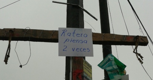 "Ratero piensalo dos veces"/Plumas Libres